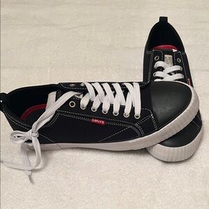 New In Box! Levi’s Men’s Anikin Canvas Sneakers in Black Super Sharp! MSRP- $60